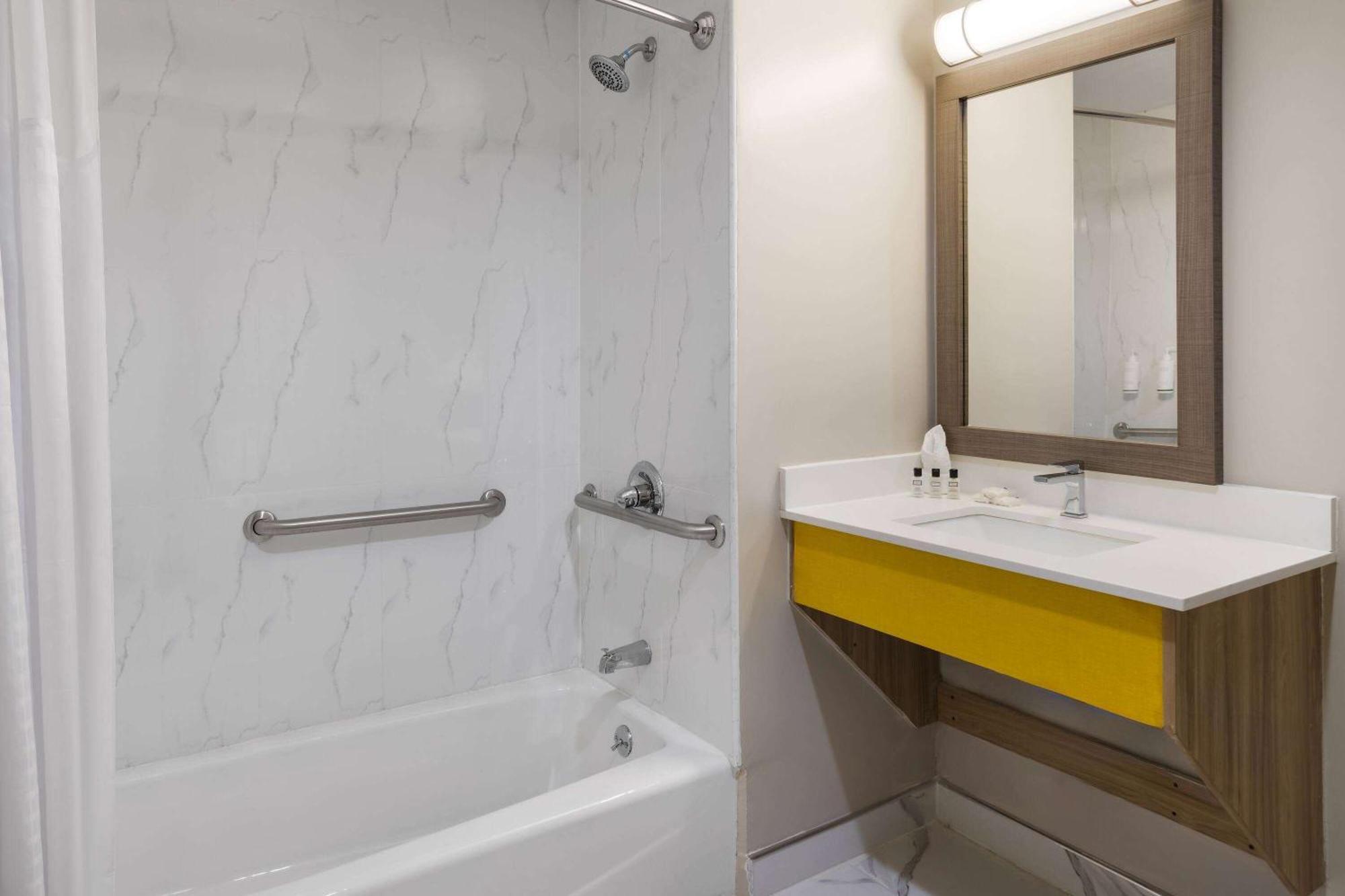 ניו יורק Days Inn By Wyndham Staten Island מראה חיצוני תמונה