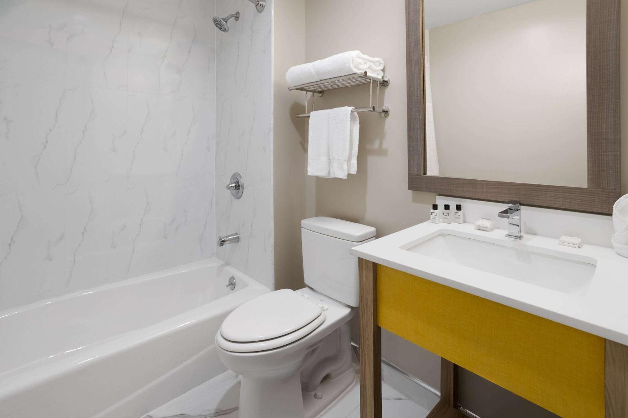 ניו יורק Days Inn By Wyndham Staten Island מראה חיצוני תמונה