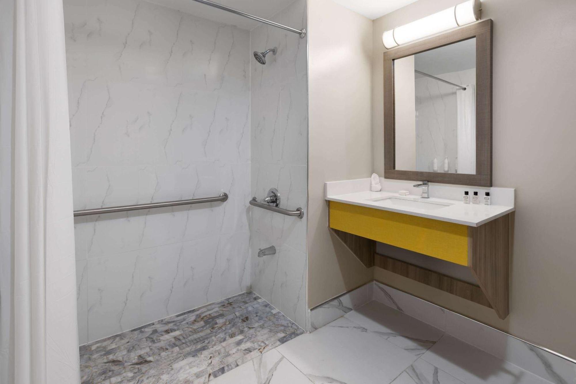 ניו יורק Days Inn By Wyndham Staten Island מראה חיצוני תמונה