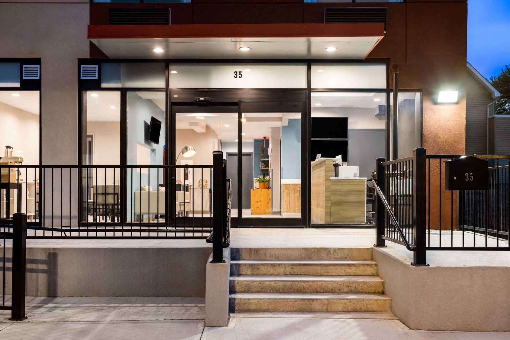 ניו יורק Days Inn By Wyndham Staten Island מראה חיצוני תמונה